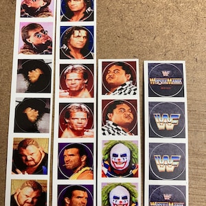 Puede incluir: Un conjunto de 16 pegatinas con luchadores y logotipos de la World Wrestling Federation (WWF). Las pegatinas están impresas en papel blanco y presentan una variedad de luchadores, incluyendo Hulk Hogan, The Undertaker y Macho Man. Las pegatinas también presentan el logotipo de la WWF y el logotipo de Wrestlemania.