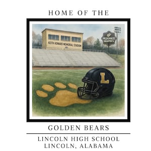 Puede incluir: Ilustración en acuarela de un campo de fútbol con un casco negro con una "L" dorada y una huella de pata. El estadio dice "Keith Howard Memorial Stadium". El texto en la parte inferior dice "Golden Bears, Lincoln High School, Lincoln, Alabama."