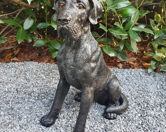 Gartenfigur sitzende Dogge Figur  in schwarz 36 cm