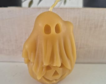 Bijenwas kaars in de vorm van een pompoen met een spookje, 7 cm, gemaakt van 100% bijenwas.