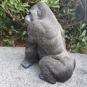 Gorilla tuinfiguur zit op de 56 cm grote weerbestendige tuindecoratie van kunsthars afbeelding 3