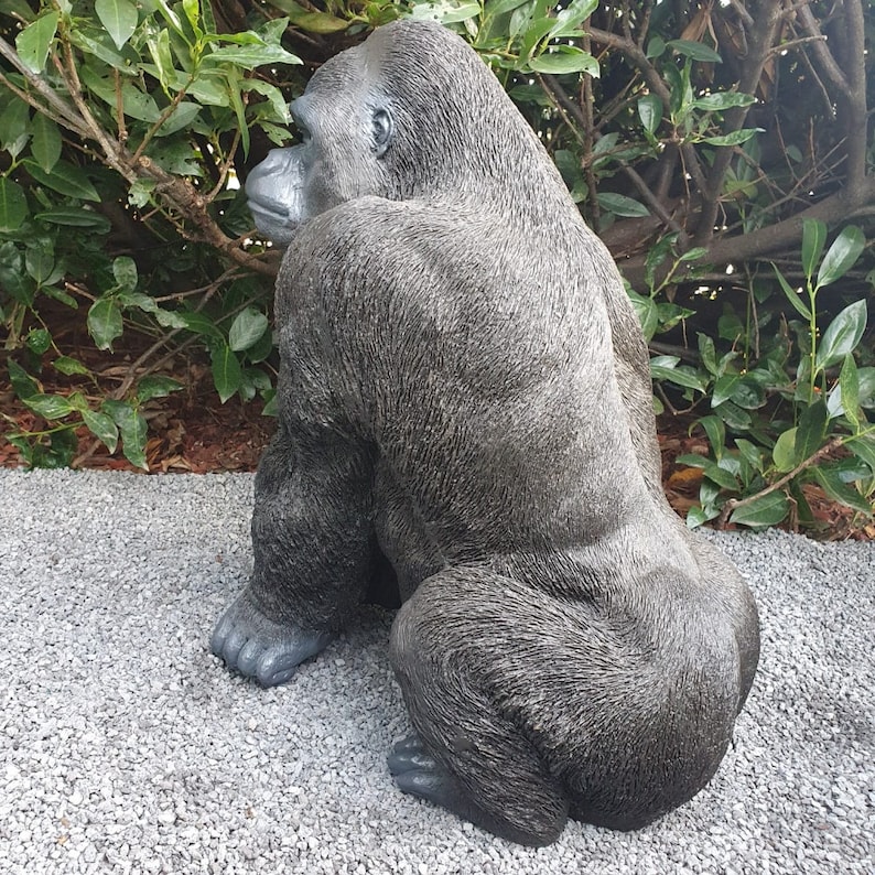 Gorilla tuinfiguur zit op de 56 cm grote weerbestendige tuindecoratie van kunsthars afbeelding 3