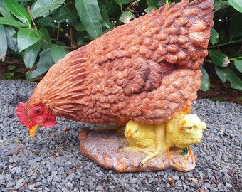 Figura de jardín figura de pollo marrón picoteando con pollitos 24 cm