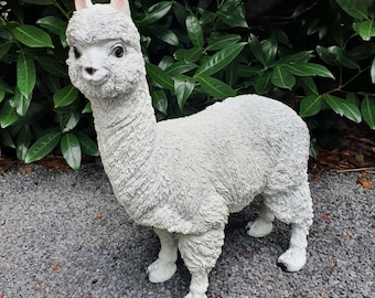 Alpaca tuinfiguur 45 cm – vriendelijk dierenfiguur voor bloembed en terrasdecoratie