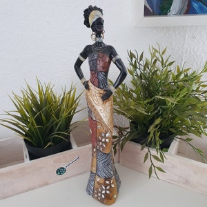 Afrykańska figura dekoracyjna kobieta w kolorowej sukience 35 cm