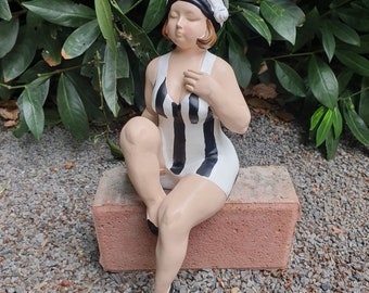 Tuinfiguur badende zeemeerminfiguur als randzit 29 cm zwart