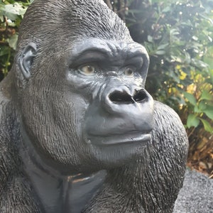 Gorilla tuinfiguur zit op de 56 cm grote weerbestendige tuindecoratie van kunsthars afbeelding 2