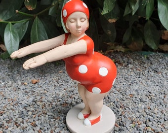 Tuinfiguur staande badende zeemeerminfiguur hurkend 17 cm rood