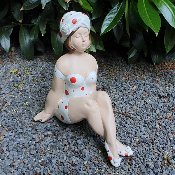 Gartenfigur sitzende Badenixe Figur 21 cm weiß