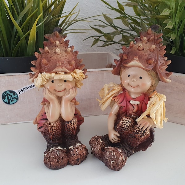 Dekofigur sitzende Wichtel Figur mit Kastanien Hut 2er Set 13 cm