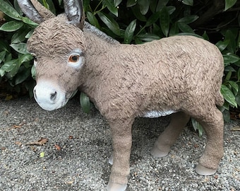 Figura de burro para jardín, 50 cm, color marrón – figura de animal detallada para la decoración de parterres y jardines.