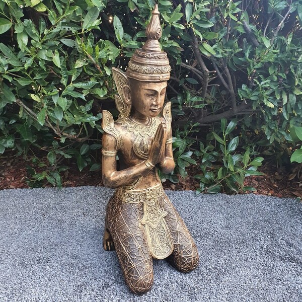 Gartenfigur kniende Buddha Figur Tempelwächter 80 cm Bronze Optik wetterfeste Gartendeko aus Kunstharz