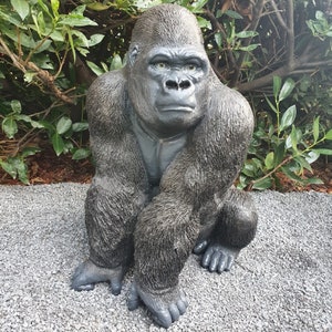 Gorilla tuinfiguur zit op de 56 cm grote weerbestendige tuindecoratie van kunsthars afbeelding 1