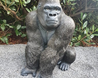 Gartenfigur Gorilla Figur sitzt auf der lauer 56 cm wetterfeste Gartendeko aus Kunstharz