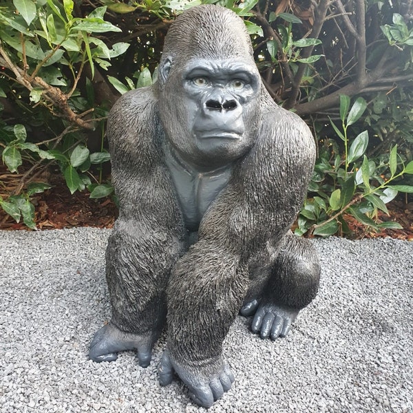 Gartenfigur Gorilla Figur sitzt auf der lauer 56 cm wetterfeste Gartendeko aus Kunstharz