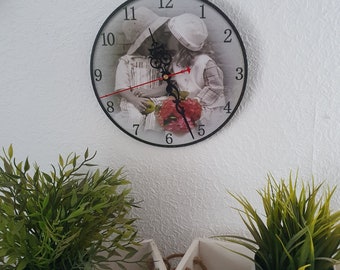 Wall clock with a kissing couple of children 24 cm