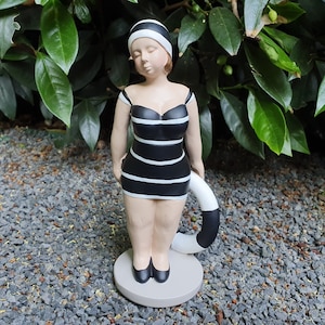Garden figure standing bathing beauty figure with lifebuoy 21 cm black