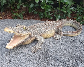 Gartenfigur Krokodil Figur mit offenem Maul 90 cm lang wetterfeste Gartendeko aus Kunstharz