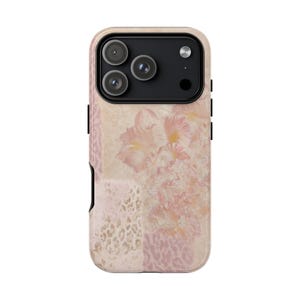 Puede incluir: Funda de teléfono beige con diseño floral y estampado de leopardo. La funda tiene un recorte para cámara de triple lente y botones laterales negros. El diseño floral presenta flores rosas y amarillas.