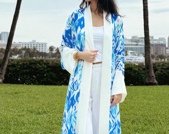 Kimono Ikat azul cielo de lujo: túnica de la Ruta de la Seda de Uzbekistán
