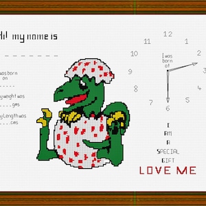 Può includere: Un dinosauro verde con macchie rosse sta nascendo da un uovo. Il dinosauro tiene un oggetto giallo nella sua mano destra. Uno sfondo con un orologio con le lancette che puntano alle 12:00. Il testo "Hi! my name is" è nella parte superiore dell'immagine. Il testo "I was born on" è sotto il dinosauro. Il testo "My weight was ___ gms" è sotto il testo "I was born on". Il testo "My Length was ___ cms" è sotto il testo "My weight was ___ gms". Il testo "I am a special gift LOVE ME" è sul lato destro dell'immagine.