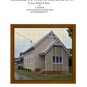 Könnte beinhalten: Ein Kreuzstich-Chart-Muster für ein historisches Kirchengebäude. Das Chart ist betitelt "Buderim Uniting Church c1907" und stammt von J. Menteith. Das Bild zeigt eine detaillierte Ansicht des Kirchengebäudes mit einer Holzfassade und einem Satteldach.