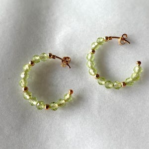 ペリドットクリスタルをあしらった14Kゴールドフィルドイヤリング。繊細でミニマルな、防水仕様のイヤリングです。