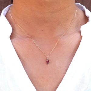 ガーネット付き 14K ゴールドフィルド ネックレス。ペンダント付きの上品で繊細なミニマリスト防水ネックレス。