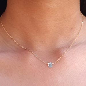 14Kゴールドフィルドネックレス、ブルーアパタイトクリスタル付き。ペンダント付きの上品で繊細なミニマリスト防水ネックレス。