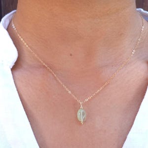 グリーン アクアマリン付き 14K ゴールド フィルド ネックレス。ペンダント付きの上品で繊細なミニマリスト防水ネックレス。