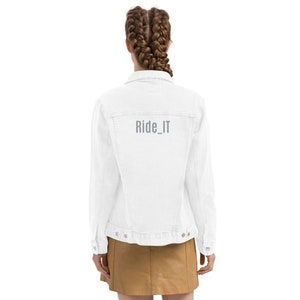 Puede incluir: Chaqueta vaquera blanca con un texto bordado en gris en la espalda que dice "Ride_IT".