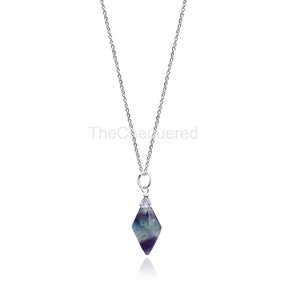 Può includere: Una collana con catena d'argento con un ciondolo in fluorite viola, verde e blu a forma di diamante.