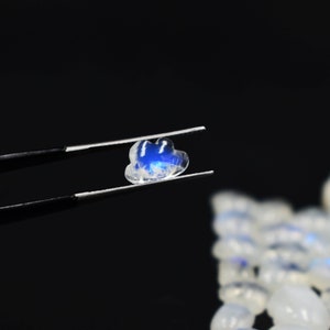 Handgeschnitzte schöne Wolken-Regenbogen-Mondstein, glatte Cabochon-Schnitzerei mit flacher Rückseite, 7x10 bis 11x14 mm Carving Stone, Passendes Paar für Ohrringe