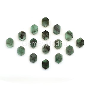 Puede incluir: Una colección de 15 piedras preciosas hexagonales de color verde esmeralda, cada una con un tono y un patrón ligeramente diferentes. Las piedras están dispuestas en forma de diamante sobre un fondo blanco.