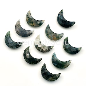 Puede incluir: Diez piedras de ágata musgosa verde y blanca en forma de media luna. Las piedras están pulidas y tienen un aspecto natural y orgánico.