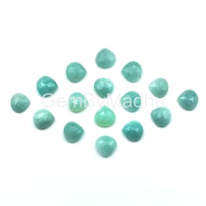 Könnte beinhalten: Eine Sammlung von 15 tealgrünen Edelstein-Tropfenperlen. Die Perlen sind facettiert und haben eine glatte, polierte Oberfläche.
