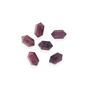 Può includere: Sei cristalli allungati a doppia terminazione in varie tonalità di viola e rosa sono disposti su uno sfondo bianco. I cristalli hanno un aspetto lucido e sfaccettato, con visibili variazioni di consistenza e colore. Queste pietre preziose sono adatte per la creazione di gioielli o la cristalloterapia.