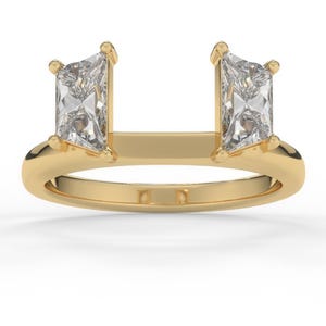 Può includere: Un anello d'oro con due gemme rettangolari trasparenti su entrambi i lati di una barra orizzontale. La fascia dell'anello è in oro liscio e lucido e le gemme sono rialzate.