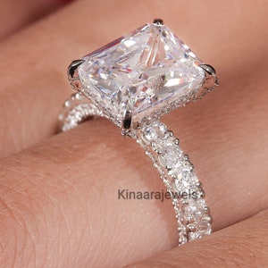 Anel de noivado com diamante de lapidação radiante de 5,0 ct, anel exclusivo com halo oculto, presente personalizado para esposa, anel de compromisso em ouro branco 14k, anel minimalista