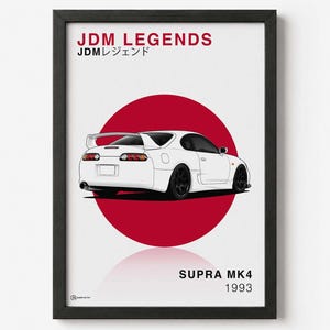 Puede incluir: Una lámina enmarcada con una ilustración de un coche deportivo Toyota Supra MK4 blanco centrado sobre un gran círculo rojo. El texto JDM LEGENDS y JDMレジェンド aparece en la parte superior, con SUPRA MK4 1993 impreso en la esquina inferior derecha.