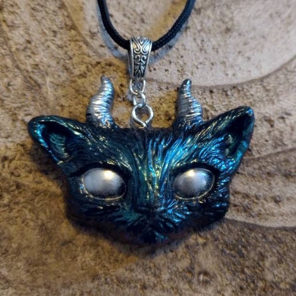 collier pendentif Chat magique magicien porte bonheur, chat démon gentil sorcier, 3ème œil, talisman chat noir, gothique salem