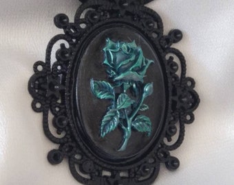 Médaillon camée style victorien rose fleur vintage , goth necklace , victorienne, baroque