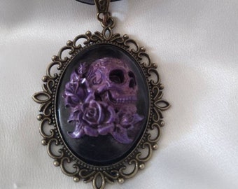 Médaillon camée style victorien gothique human skull roses , rock goth necklace , baroque, calavera