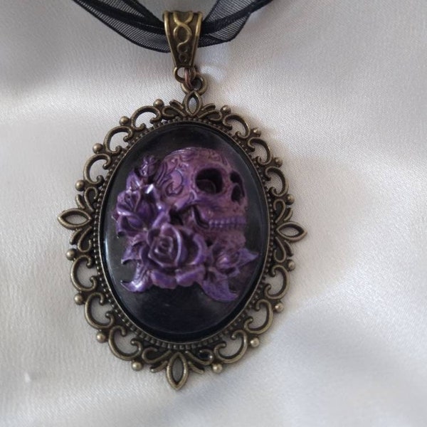 Médaillon camée style victorien gothique human skull roses , rock goth necklace , baroque, calavera