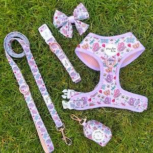 Puede incluir: Un conjunto para mascotas en color lavanda que incluye arnés, correa, collar, pajarita y portabolsas con un estampado de mariposas, abejas y mariquitas. Cada pieza cuenta con herrajes en oro rosa y una etiqueta blanca de Meadow & Co.