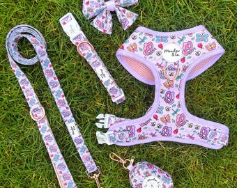 Puede incluir: Un conjunto para mascotas en color lavanda que incluye arnés, correa, collar, pajarita y portabolsas con un estampado de mariposas, abejas y mariquitas. Cada pieza cuenta con herrajes en oro rosa y una etiqueta blanca de Meadow & Co.