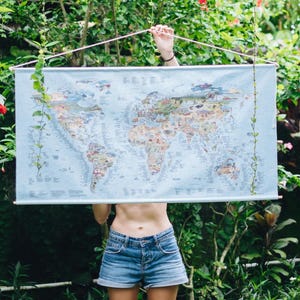 Surftrip Map Roll Down Canvas - Impressionnante carte du monde pour les surfeurs - Le cadeau parfait - expédié dans le monde entier rapidement