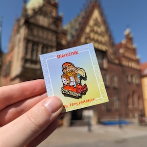 Emaille Pin Wroclaw Zwerg mit Knödel | przypinka wroclawski krasnal Pierożnik