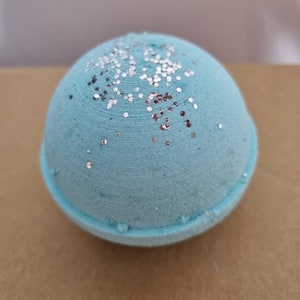 Large bath bomb. Choose any colour or fragrance. Buy any 2 and get 1 free! *Select two and one is duplicated (FREE)*