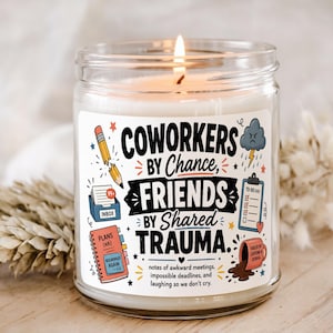 Peut inclure: Une bougie en pot de verre transparent avec de la cire blanche et une mèche allumée. L'étiquette porte le texte "COWORKERS BY CHANCE, FRIENDS BY SHARED TRAUMA" avec des illustrations d'un crayon, d'une boîte de réception, d'un agenda et d'un mug.